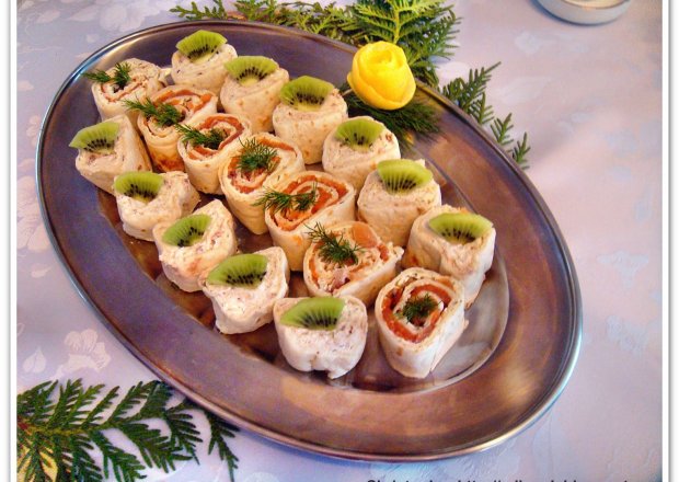 Fotografia przedstawiająca Roladki z łososiem wędzonym w tortilli.