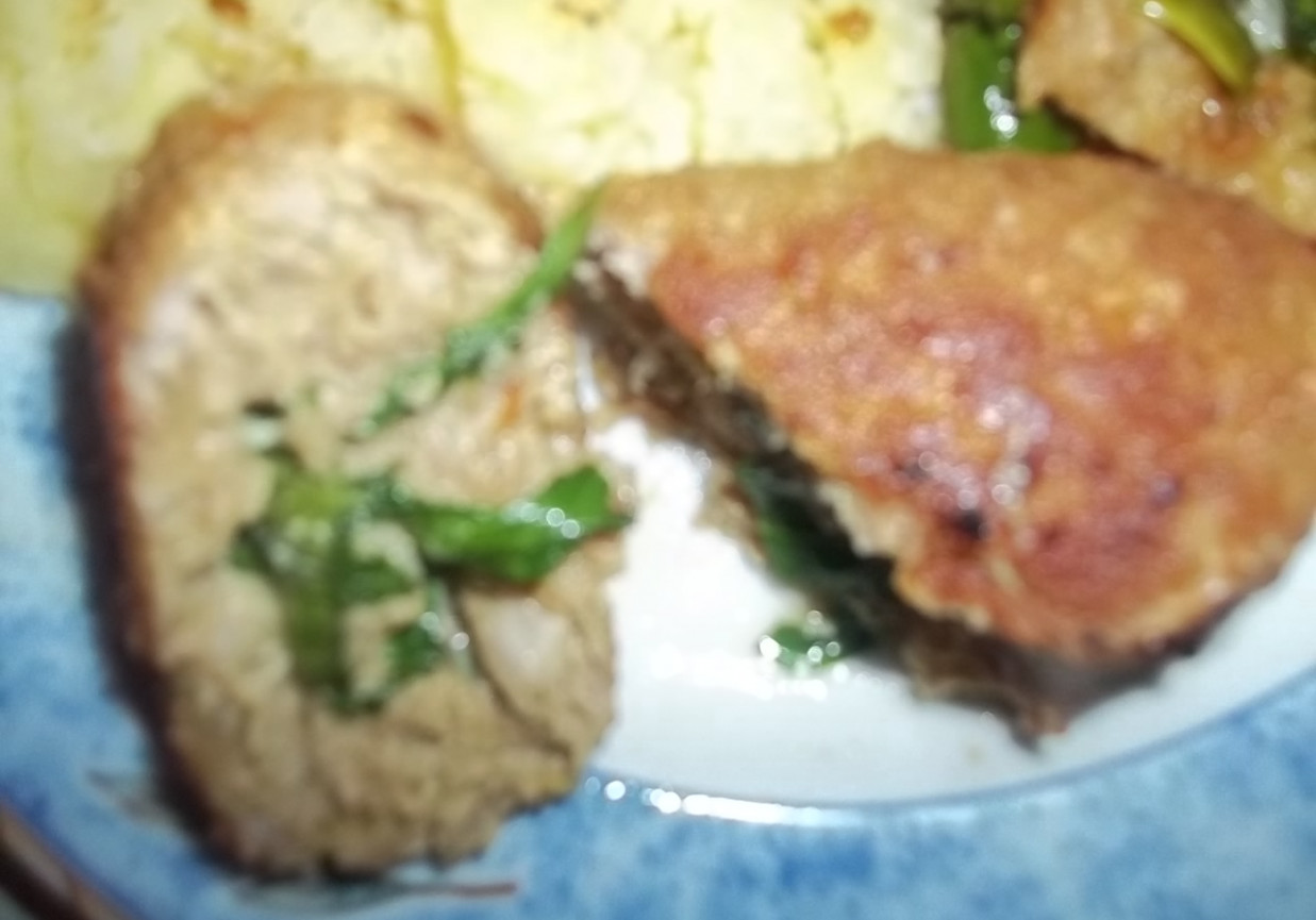 Roladki z mięsa mielonego z curry i szpinakiem foto