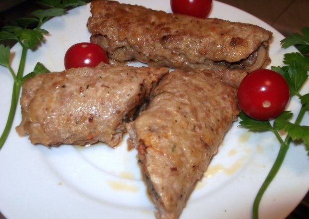 Fotografia przedstawiająca Roladki z mięsa mielonego z nadzieniem pieczarkowym
