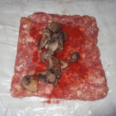 Krok 4 - Roladki z mięsa mielonego z nadzieniem pieczarkowym foto