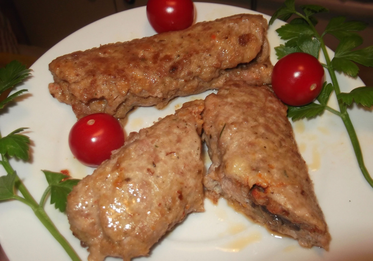 Roladki z mięsa mielonego z nadzieniem pieczarkowym foto