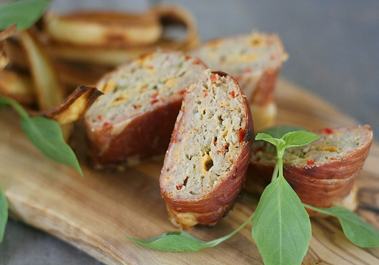 Roladki z mięsa mielonego z papryką i serem w szynce szwarcwaldzkiej foto