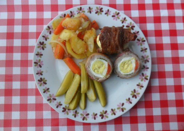 Fotografia przedstawiająca Roladki z mięsa wieprzowego z jajkiem i boczkiem