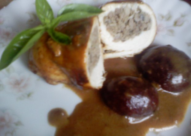 Fotografia przedstawiająca Roladki z mięsem mielonym w sosie śliwkowym