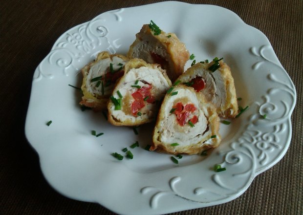 Fotografia przedstawiająca Roladki z mozzarellą i papryką konserwową
