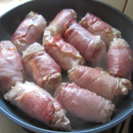 Krok 2 - Roladki z mozzarellą w sosie śliwkowym foto