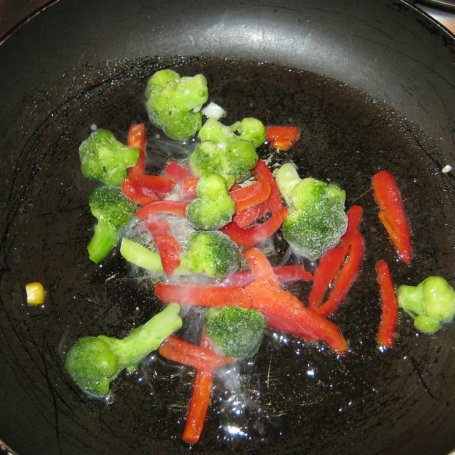 Krok 1 - Roladki  z pastą brokułowo paprykową z dodatkiem warzyw w śmietanie i kaszą foto
