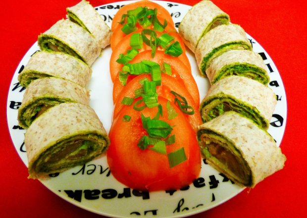 Fotografia przedstawiająca Roladki z pesto z jarmużu i słonecznika z pomidorem