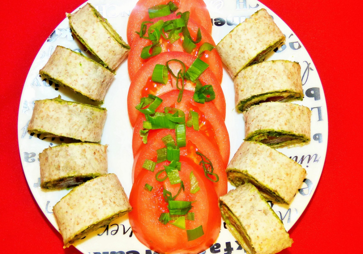 Roladki z pesto z jarmużu i słonecznika z pomidorem foto