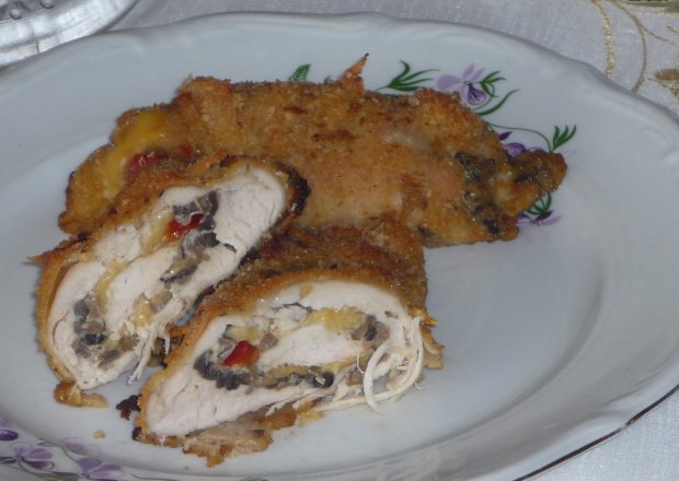 Fotografia przedstawiająca Roladki z piersi drobiowej ze smażonymi pieczarkami i serem żółtym