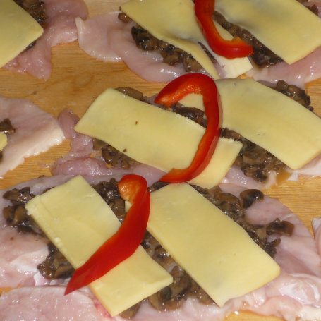 Krok 2 - Roladki z piersi drobiowej ze smażonymi pieczarkami i serem żółtym foto