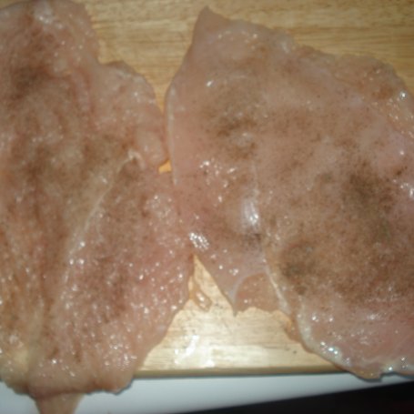 Krok 2 - Roladki z piersi kurczaka z szynką i Gorgonzolą - w sezamowej skórce:) foto