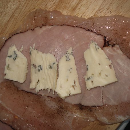 Krok 3 - Roladki z piersi kurczaka z szynką i Gorgonzolą - w sezamowej skórce:) foto