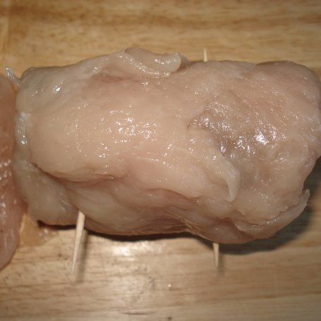 Krok 4 - Roladki z piersi kurczaka z szynką i Gorgonzolą - w sezamowej skórce:) foto