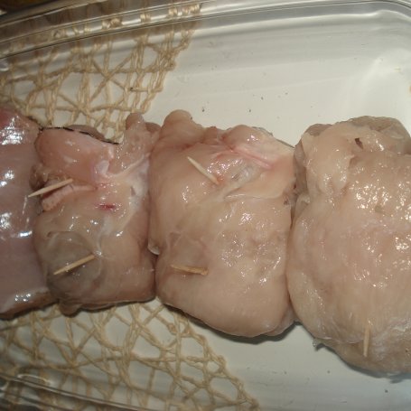 Krok 5 - Roladki z piersi kurczaka z szynką i Gorgonzolą - w sezamowej skórce:) foto