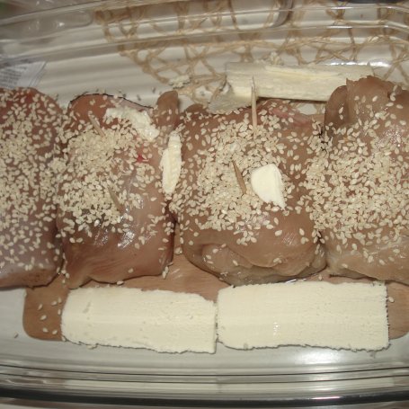 Krok 6 - Roladki z piersi kurczaka z szynką i Gorgonzolą - w sezamowej skórce:) foto