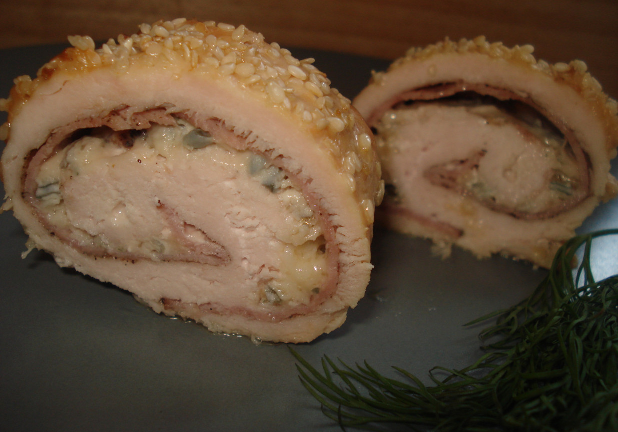 Roladki z piersi kurczaka z szynką i Gorgonzolą - w sezamowej skórce:) foto