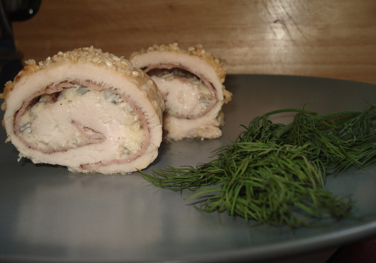 Roladki z piersi kurczaka z szynką i Gorgonzolą - w sezamowej skórce:) foto