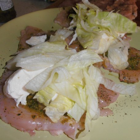 Krok 3 - Roladki z sałatą i zielonym pesto foto