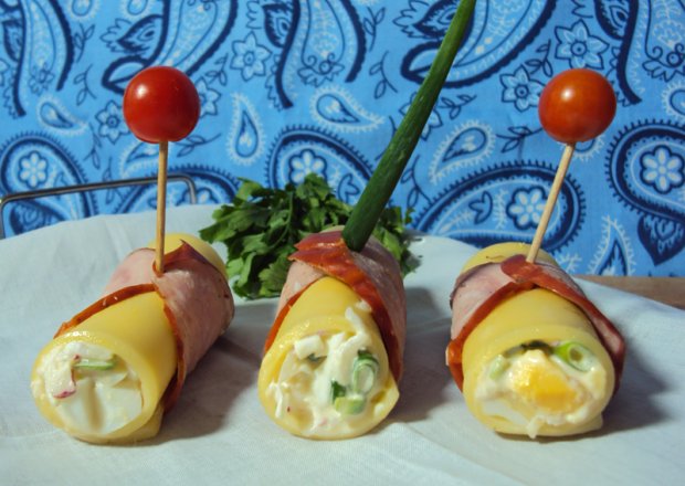 Fotografia przedstawiająca Roladki z sera i kiełbasy nadziewane pastą jajeczną