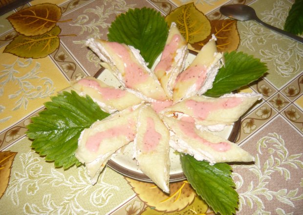 Fotografia przedstawiająca Roladki z serem i sosem truskawkowym