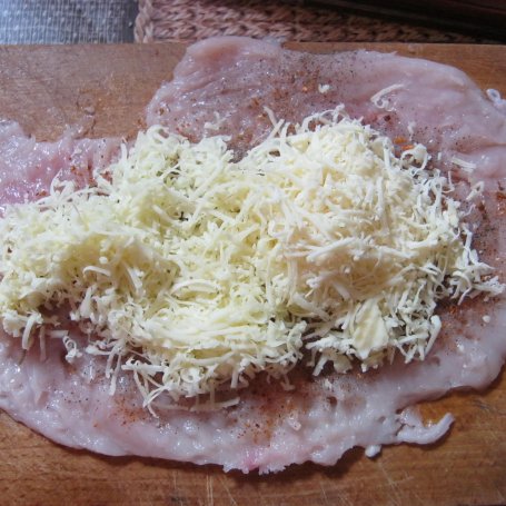 Krok 1 - Roladki z serem w panierce z borowików, cebulki i amarantusa foto