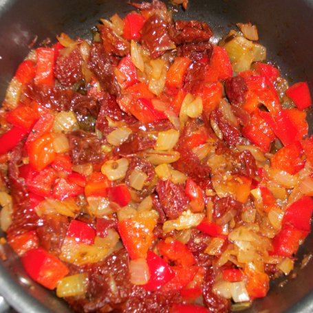 Krok 2 - Roladki z suszonymi pomidorami i papryką foto
