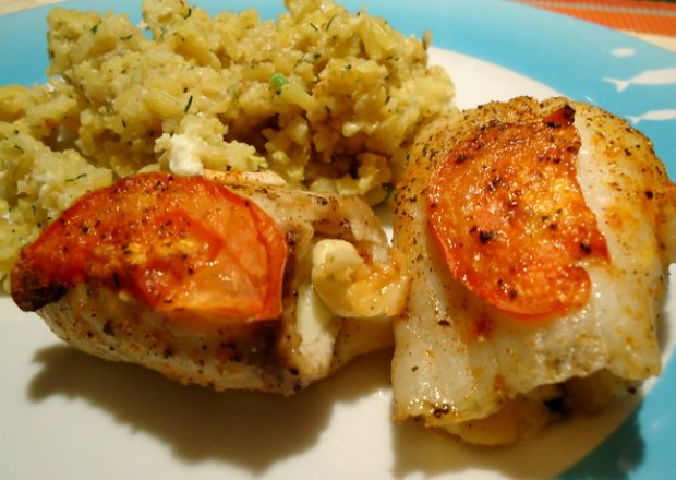 Fotografia przedstawiająca Roladki z tilapii z serem pleśniowym i plastrami pomidora