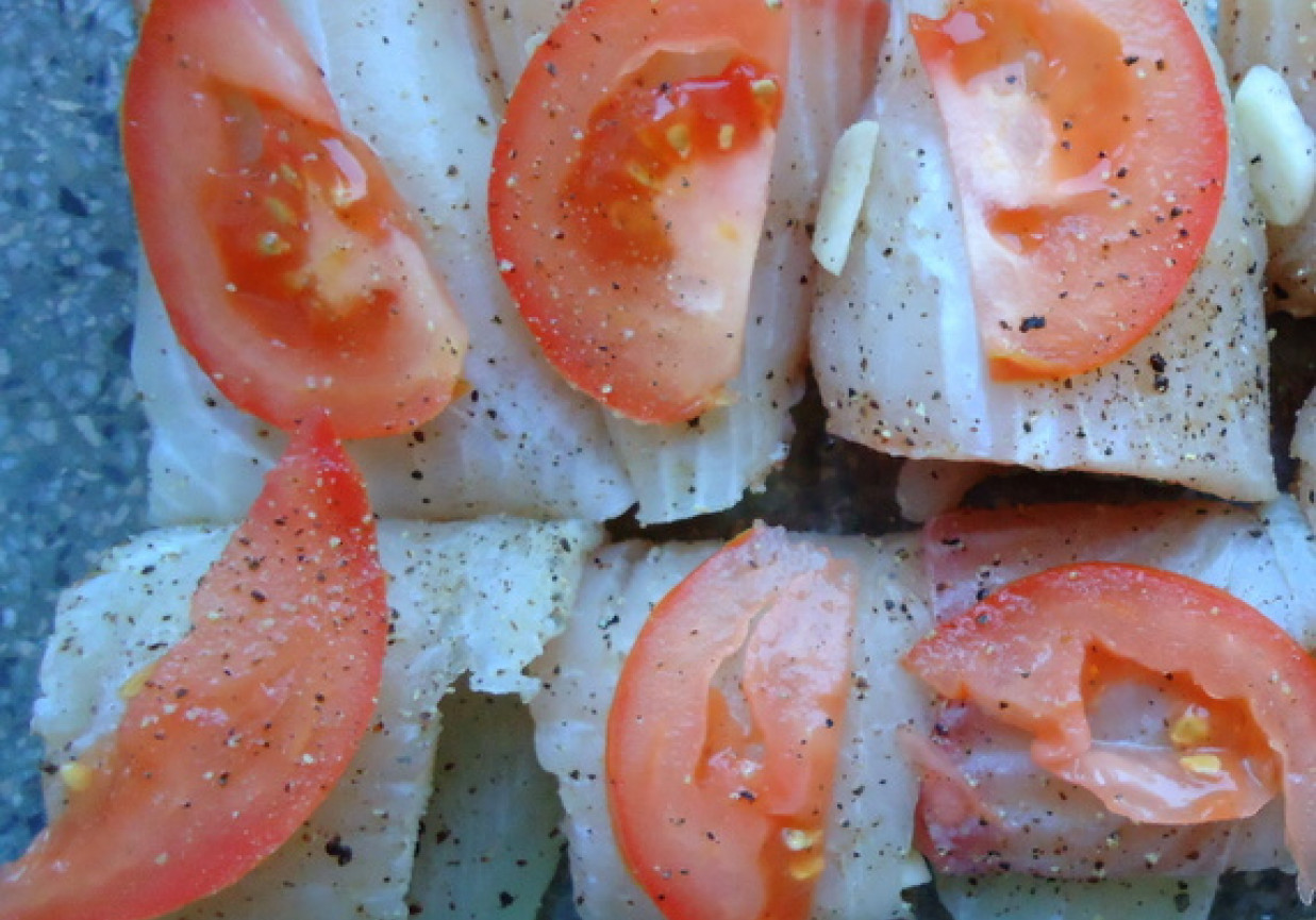 Roladki z tilapii z serem pleśniowym i plastrami pomidora foto