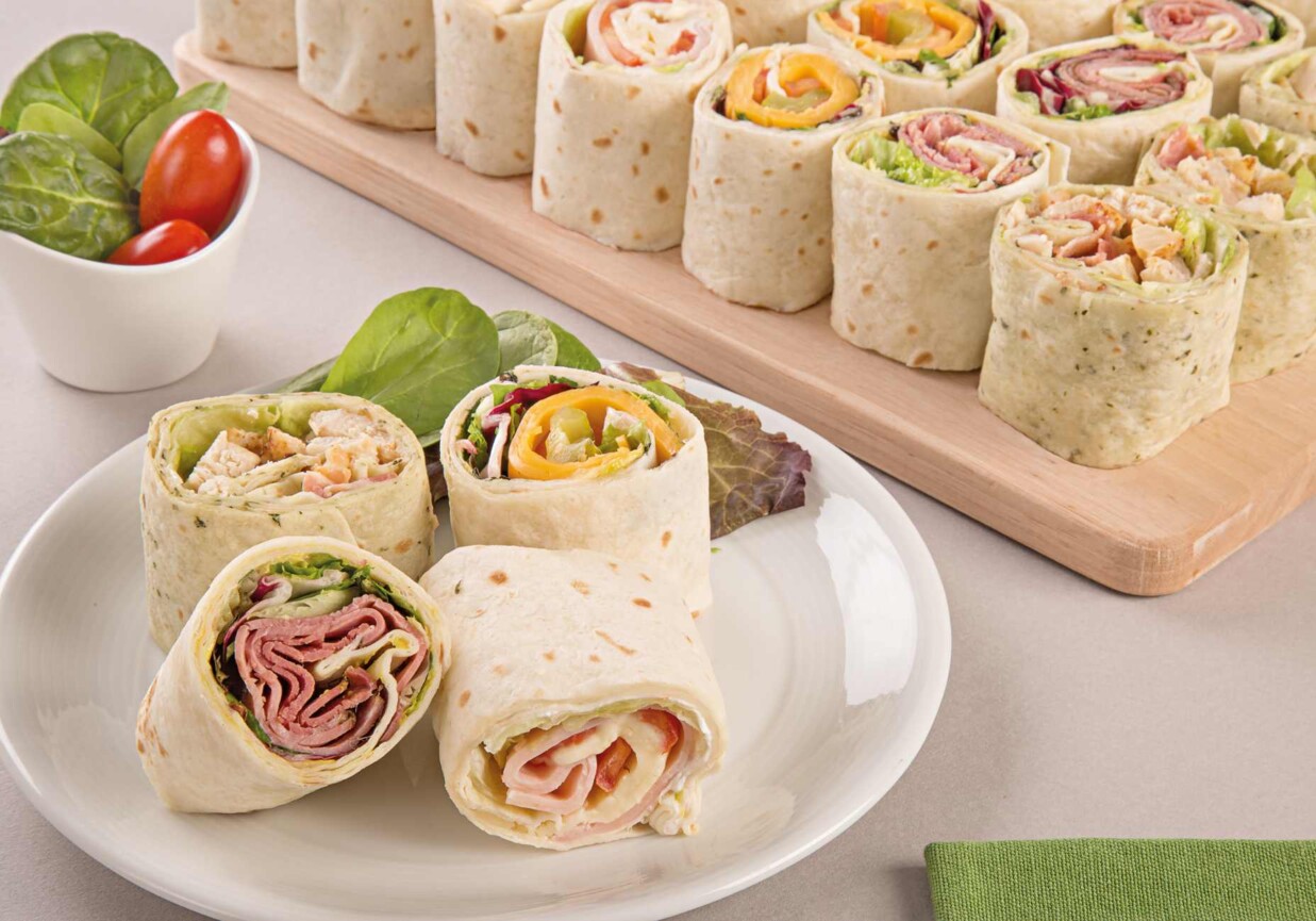 Roladki z tortilli w dwóch smakach. foto