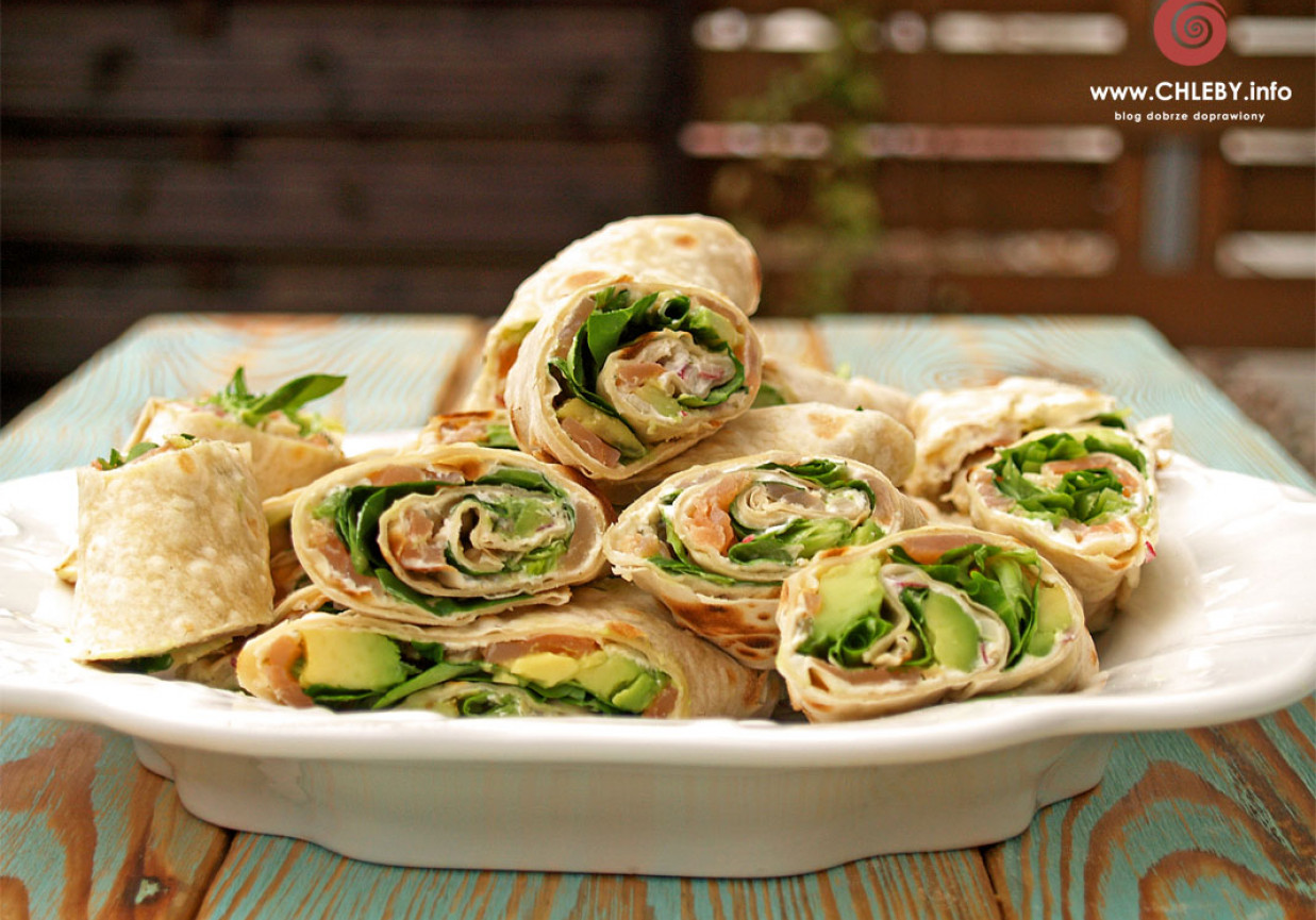 Roladki z tortilli z awokado i wędzonym łososiem DoradcaSmaku.pl