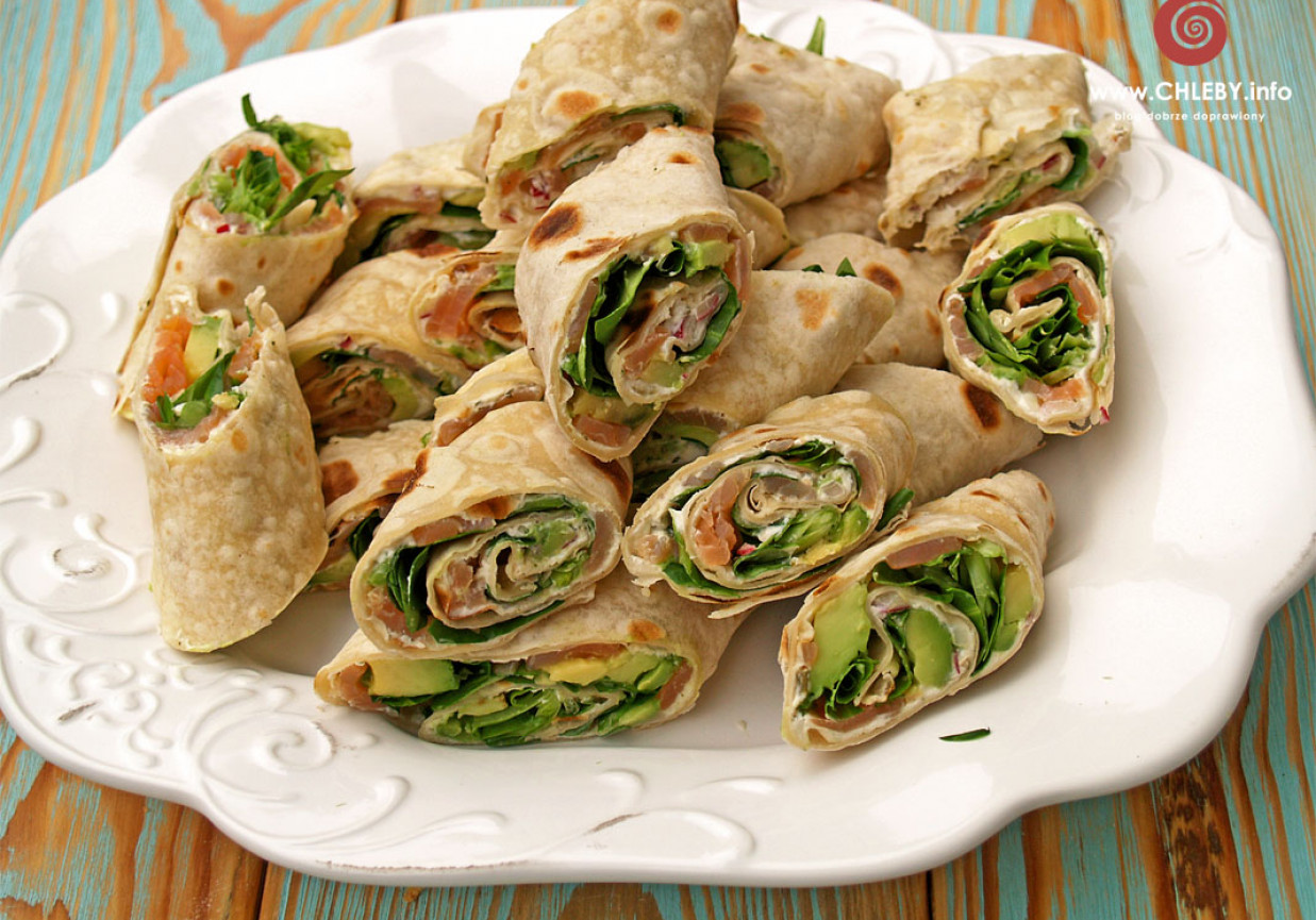 Roladki z tortilli z awokado i wędzonym łososiem DoradcaSmaku.pl