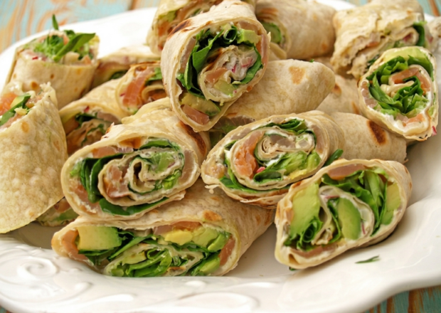 Fotografia przedstawiająca Tortilla z łososiem i awokado