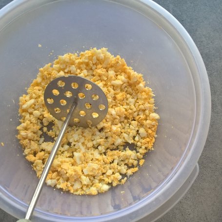 Krok 1 - Roladki z tortilli z tuńczykiem, jajkiem i papryką foto