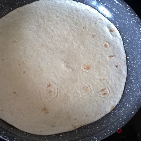 Krok 5 - Roladki z tortilli z tuńczykiem, jajkiem i papryką foto