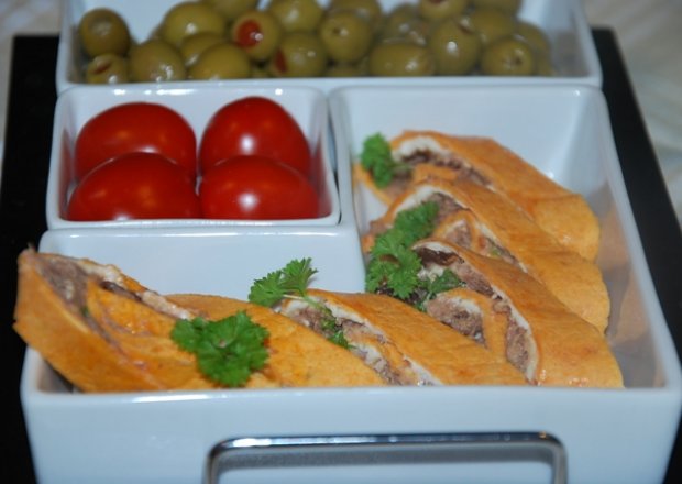 Fotografia przedstawiająca Roladki z tortilli z tuńczykiem