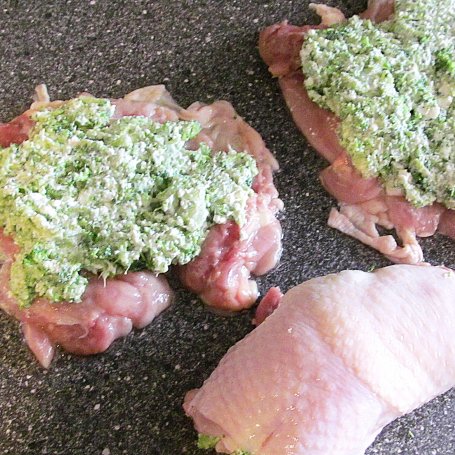 Krok 3 - Roladki z udek nadziewane brokułami i serem feta foto