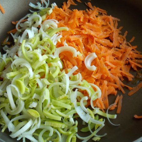 Krok 1 - Roladki z warzywami w cieście francuskim foto
