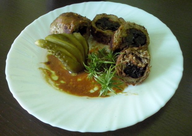 Fotografia przedstawiająca Roladki ze śliwkami i serem z turkusową pleśnią