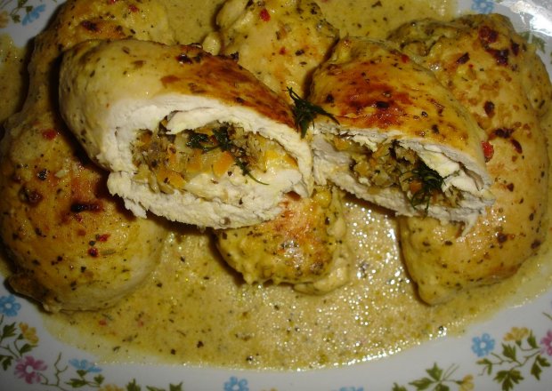 Fotografia przedstawiająca Rolady z piersi kurczaka w sosie prowansalskim