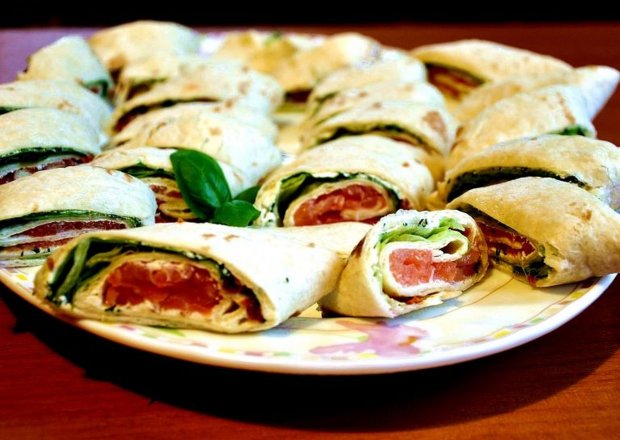 Fotografia przedstawiająca Rollsy / Wrapy z tortilli z łososiem i suszonymi pomidorami