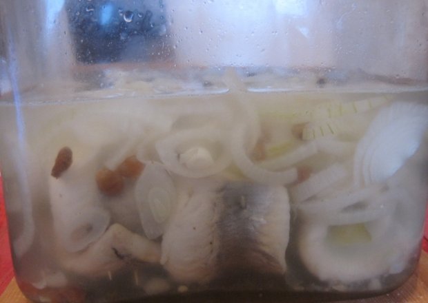 Fotografia przedstawiająca Rolmopsy w zalewie octowej z rodzynkami﻿