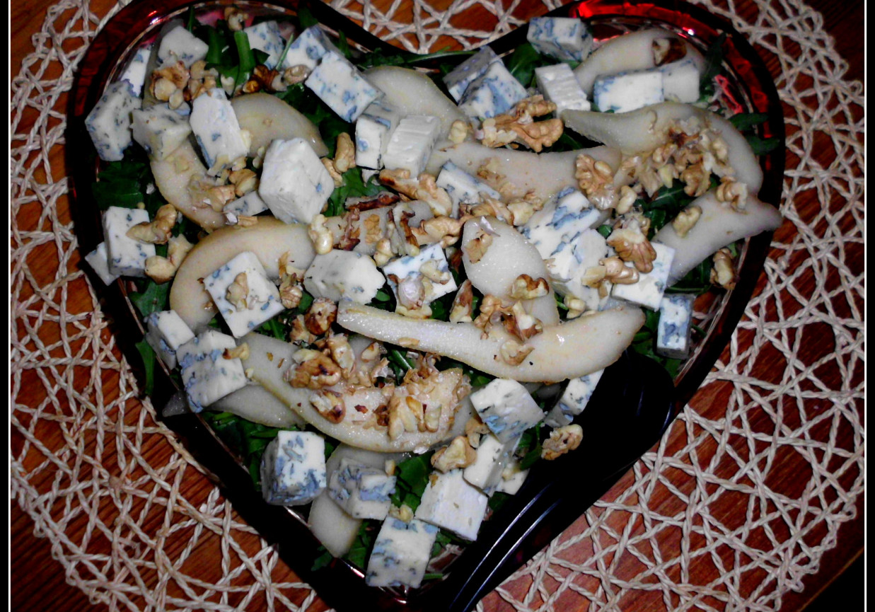 Romantyczna sałatka z gruszką i serem blue na rukoli foto
