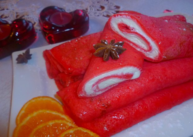 Fotografia przedstawiająca Romantyczne czerwone naleśniki z serem waniliowym