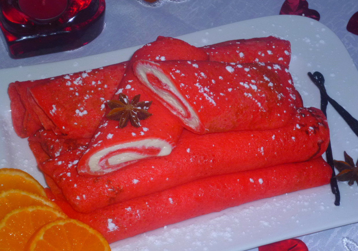 Romantyczne czerwone naleśniki z serem waniliowym foto