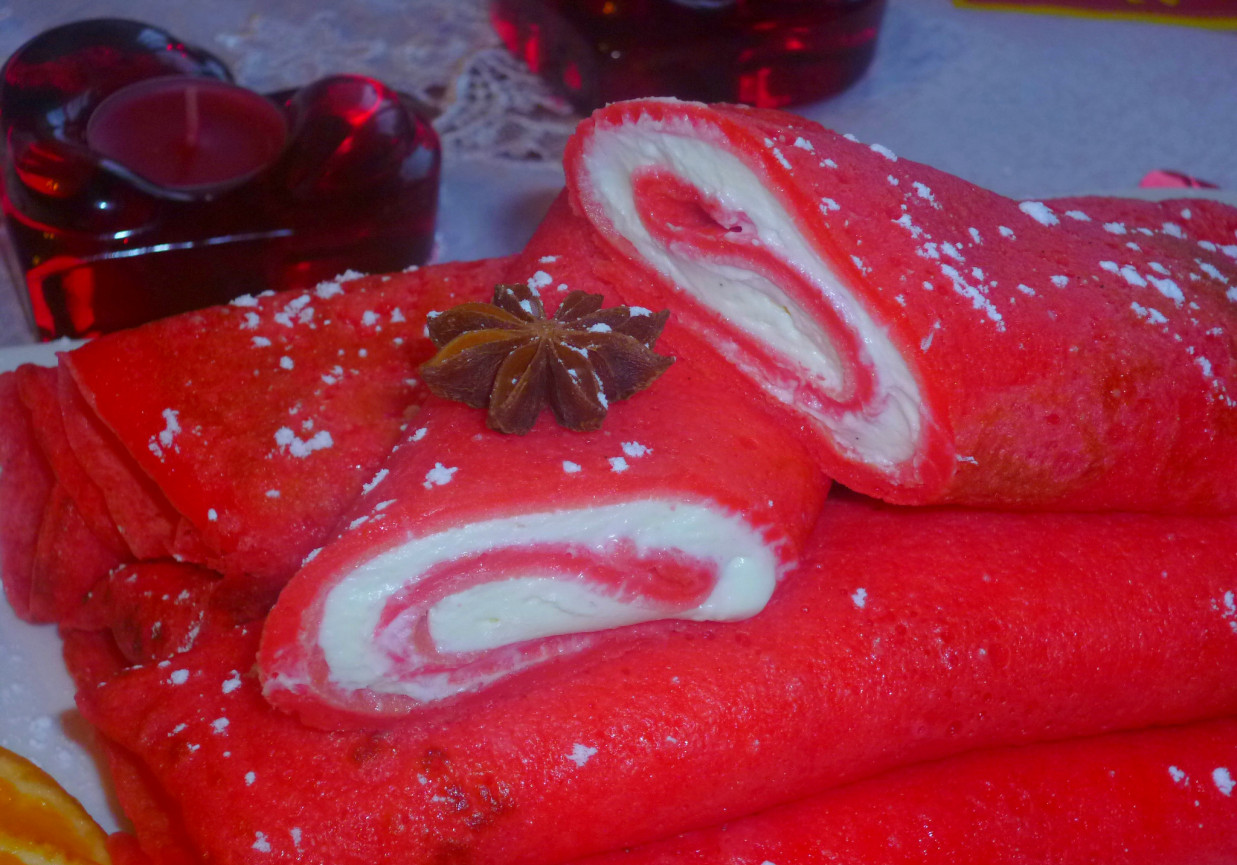 Romantyczne czerwone naleśniki z serem waniliowym foto