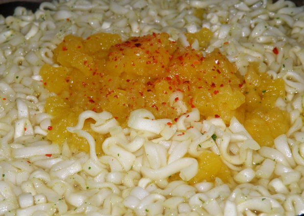 Fotografia przedstawiająca Rosół curry z dynią i chińskim makaronem