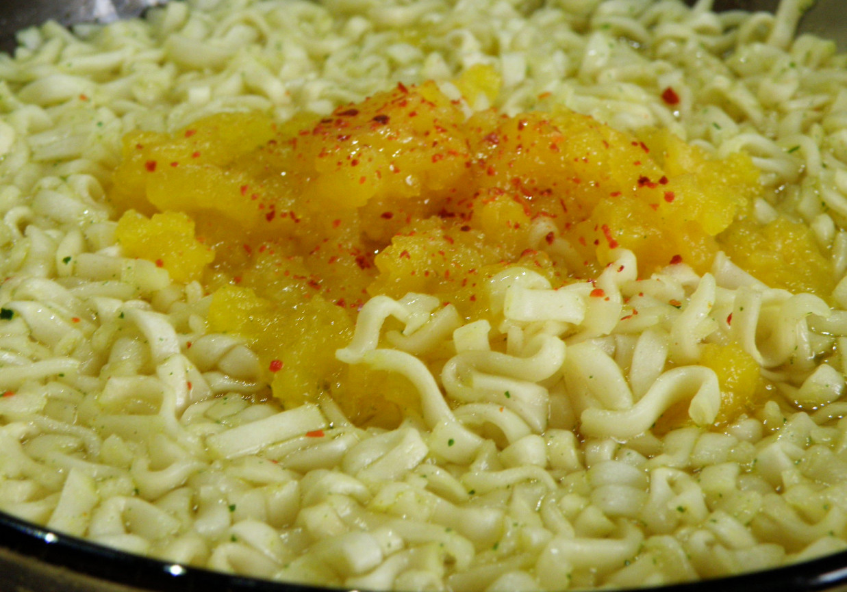 Rosół curry z dynią i chińskim makaronem foto