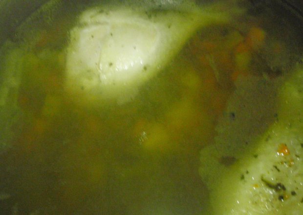 Fotografia przedstawiająca Rosół drobiowy z udek kurczaka