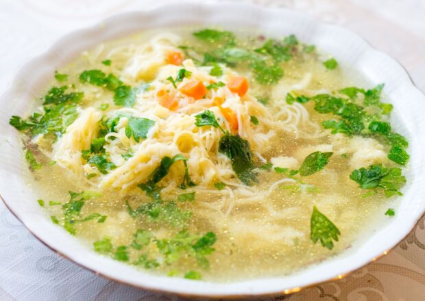 Fotografia przedstawiająca Rosół na żołądkach z czosnkiem niedzwiedzim